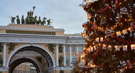 Петербург новогодний ёлки, огоньки и история оливье